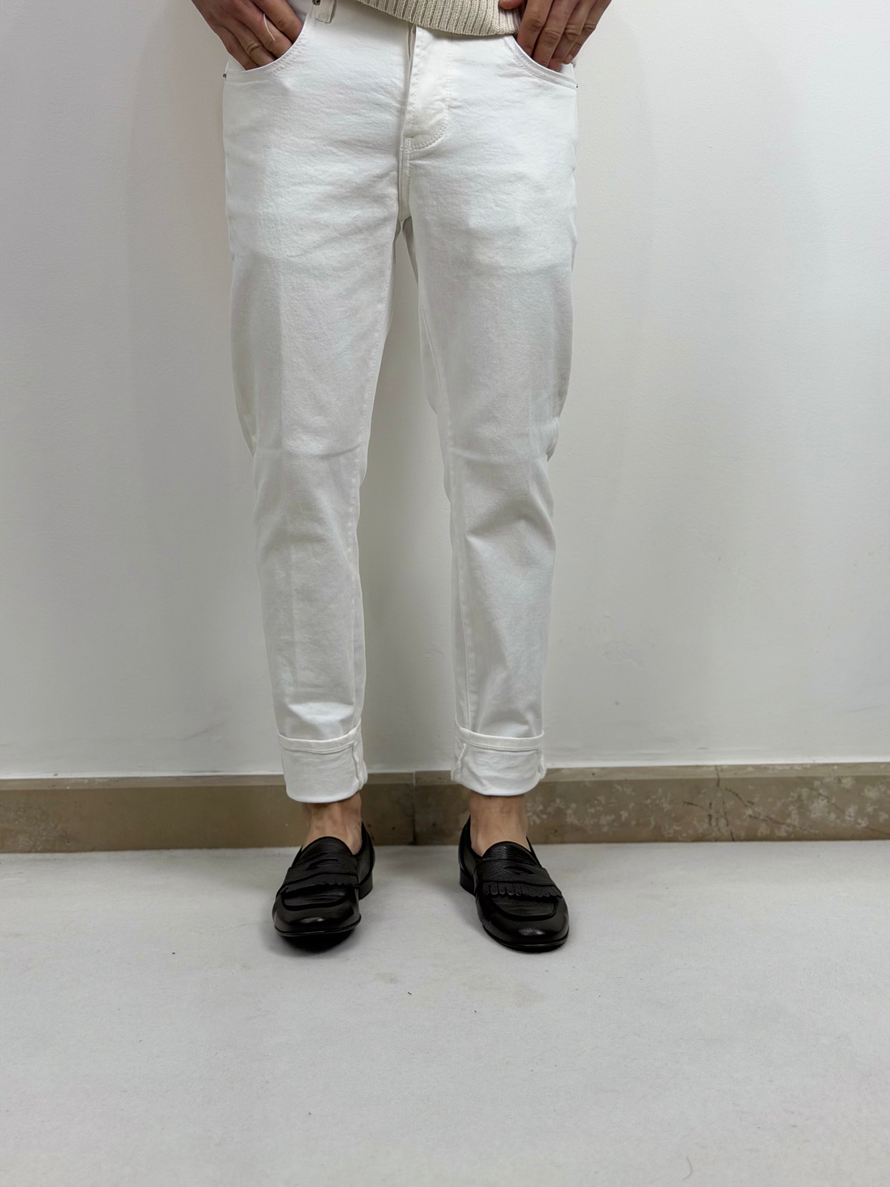 DENIM WHITE CAPRI FIT